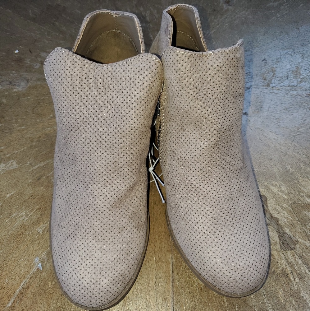 Universal Thread Boots
